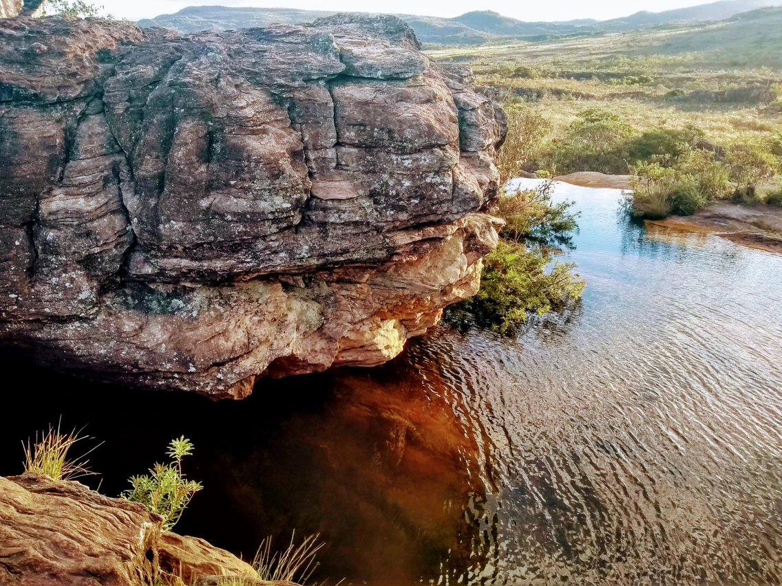 Panorama da Vila do Biribiri — vista aérea com casarões coloniais e montanhas ao fundo