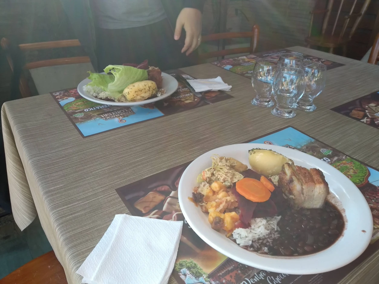 Buffet livre em uma churrascaria de Canela — fartura a preço honesto