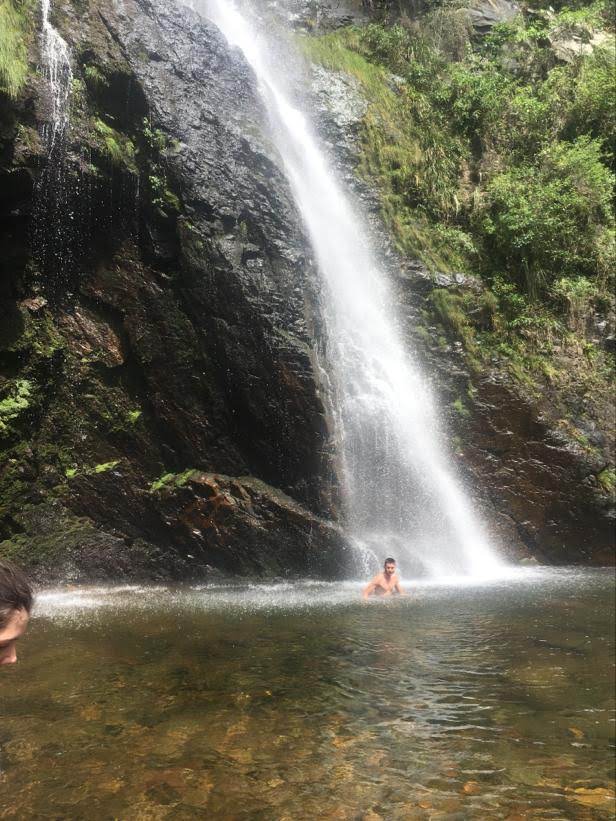 Travessia do Rio do Boi em meio às pedras e correnteza