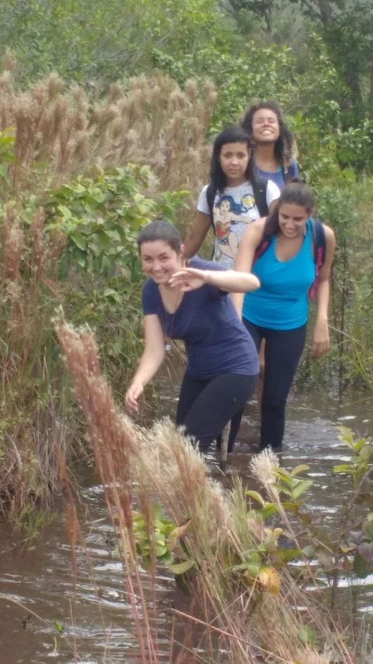 Vale amplo entre morros